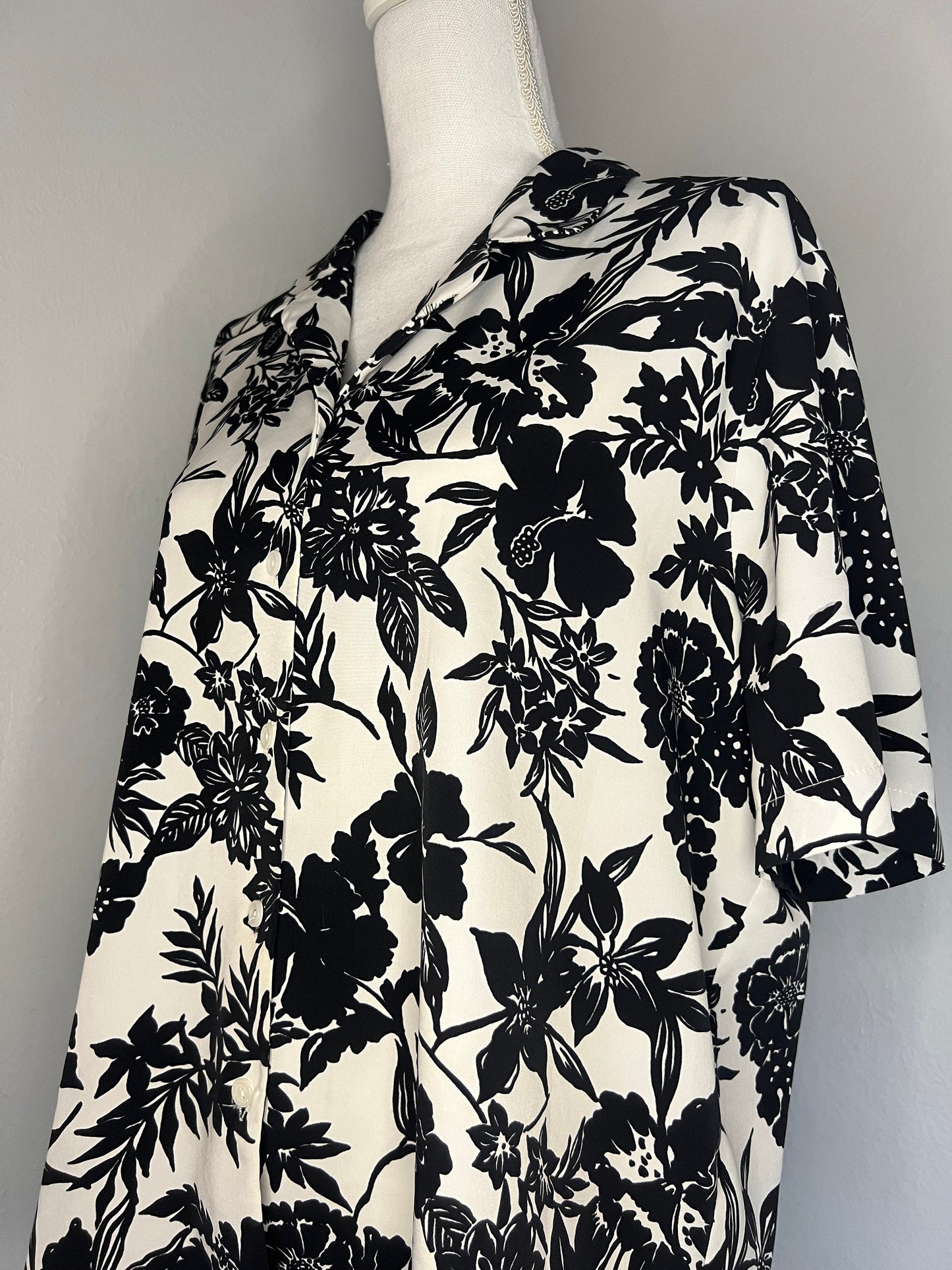 Vintage '80s Floral Short Sleeve Button Up - L - Black/White